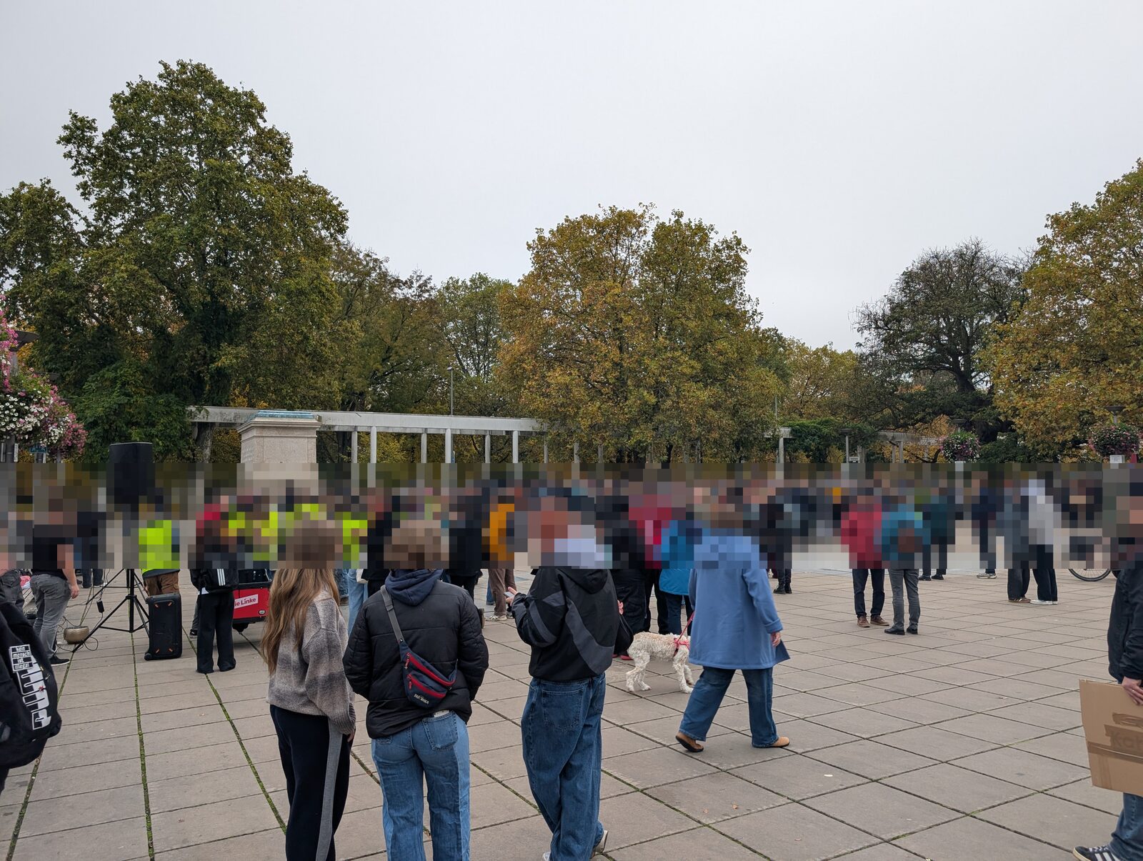 Volle Menge auf dem Göttinger Bahnhofsvorplatz, Ordner*innen in Warnwesten